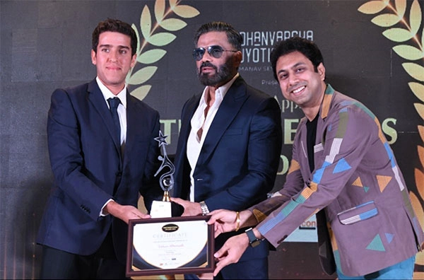 Varun Hiremath receiving award